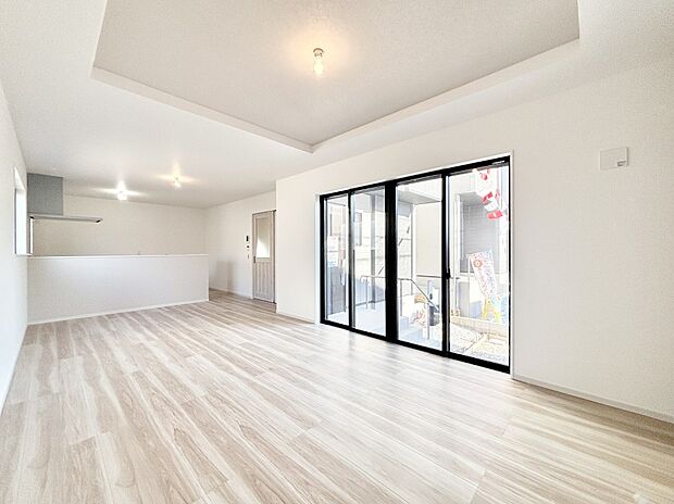 【リビングダイニング】明るい陽光が注ぎ、寛ぎの雰囲気に満たされるリビング・ダイニング。