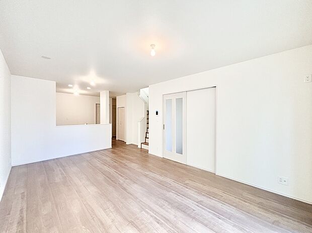 【リビングダイニング】明るい陽光が注ぎ、寛ぎの雰囲気に満たされるリビング・ダイニング。