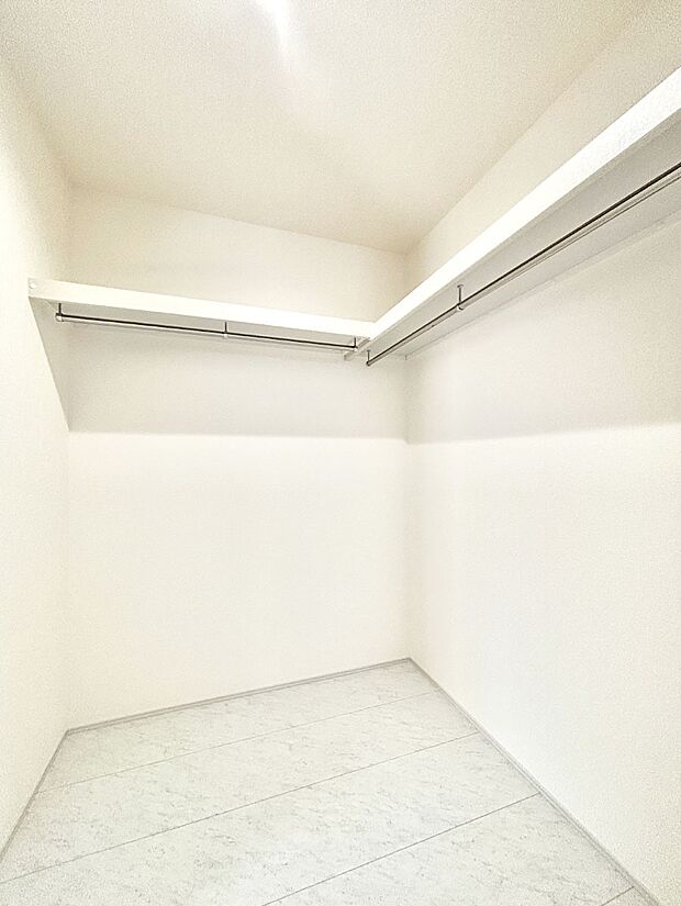 【その他設備(ファミリークローク)】家族みんなの共有物を収納するのに便利なファミリークローク