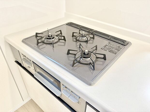 【その他設備(三ツ口コンロ)】三口ガスコンロでお料理が一気にはかどりそう。  