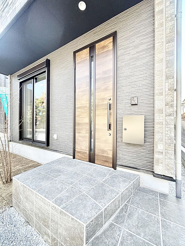 【玄関】大切な家族、来客を出迎える玄関。