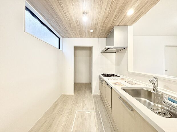 【ダイニングキッチン】ゆとりあるキッチンではご家族と楽しくお料理ができます。