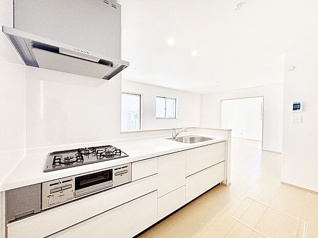 【ダイニングキッチン】カウンター越しに楽しいおしゃべり。いつものお料理がもっと美味しくなりそうですね。