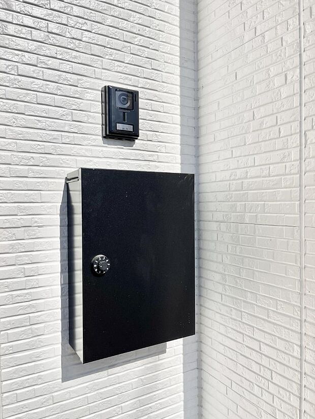 【その他現地】シンプルデザインのポスト。