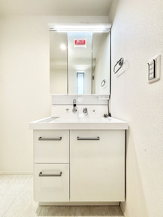 【洗面台・洗面所】大きく見やすい三面鏡で清潔感ある洗面台は、身だしなみチェックや肌のお手入れにおすすめです。