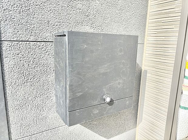 【その他現地】シンプルデザインのポスト。