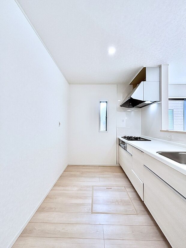 【ダイニングキッチン】爽やかな風が通り抜けるキッチン。窓があるので明るく換気にも役立ちます。