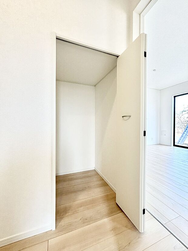 【その他設備(廊下収納)】廊下収納。掃除道具や季節の小物を収納することができます。