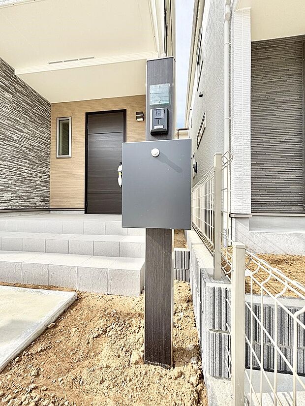 【その他現地】表札・インターホン・ポストをひとつに集約。エントランスになじむシンプルデザイン。