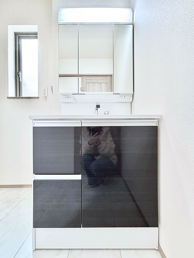 【洗面台・洗面所】大きく見やすい三面鏡で清潔感ある洗面台は、身だしなみチェックや肌のお手入れにおすすめです。