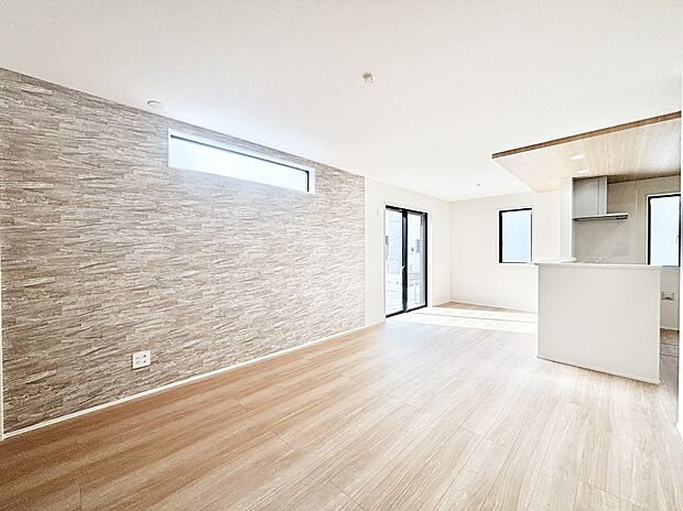 【リビングダイニング】アクセントクロスがお洒落なリビング。家族でのんびりくつろげる広々スペース。