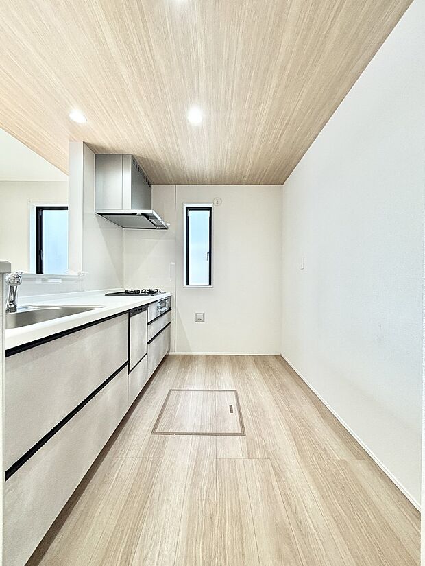 【ダイニングキッチン】ポップアップ天井が素敵なキッチン!窓があるので採光もとれ換気にも役立ちます。