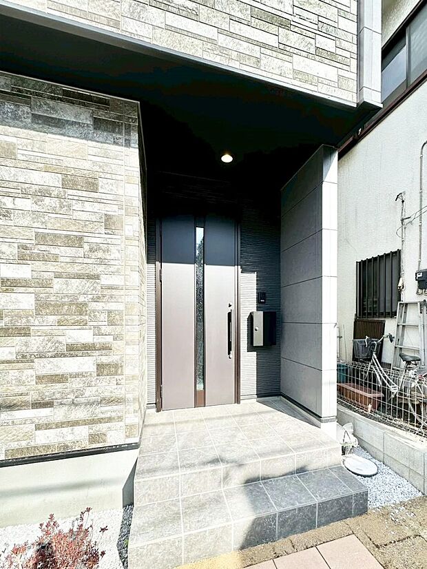 【玄関】大切な家族、来客を出迎える玄関。