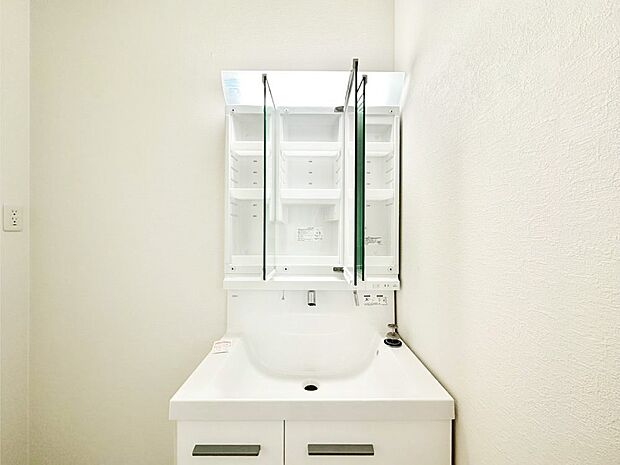 【その他設備(三面鏡裏収納)】三面鏡の裏に、化粧品や衛生用品などを収納可能。洗面台をすっきりと保ちます!