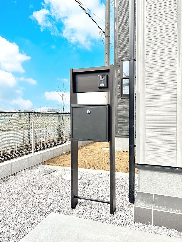 【その他現地】シンプルデザインのポスト。