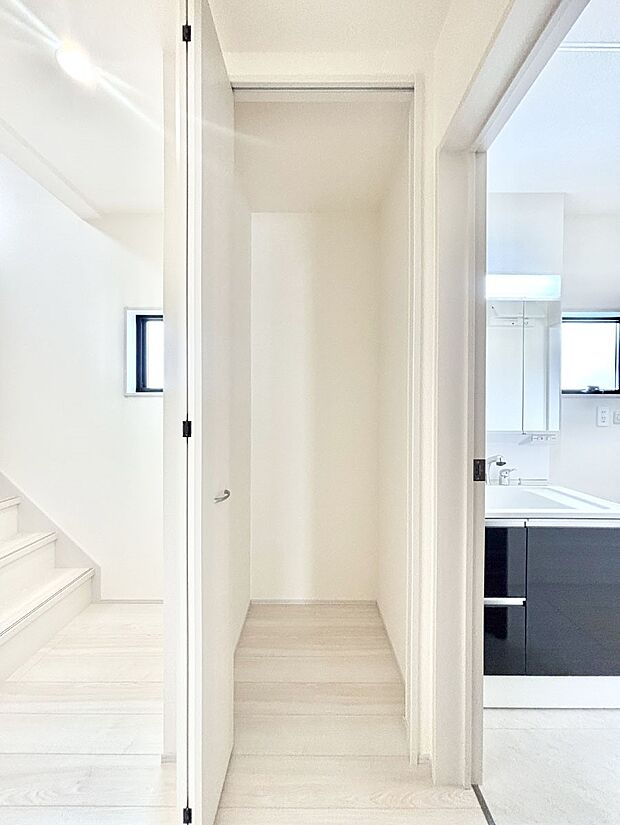 【その他設備(廊下収納)】廊下収納。掃除道具や季節の小物を収納することができます。