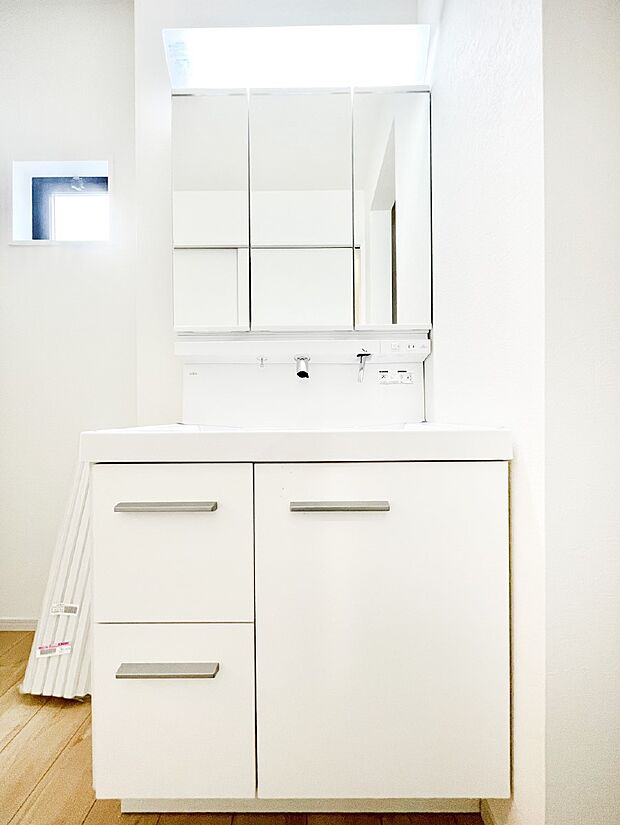 【洗面台・洗面所】スタイリングに便利な三面鏡、ミラーキャビネットで細かい物スッキリ