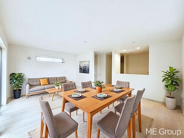 【リビング】ご家族の賑やかな話し声で包まれる明るいリビング ※家具はCGです