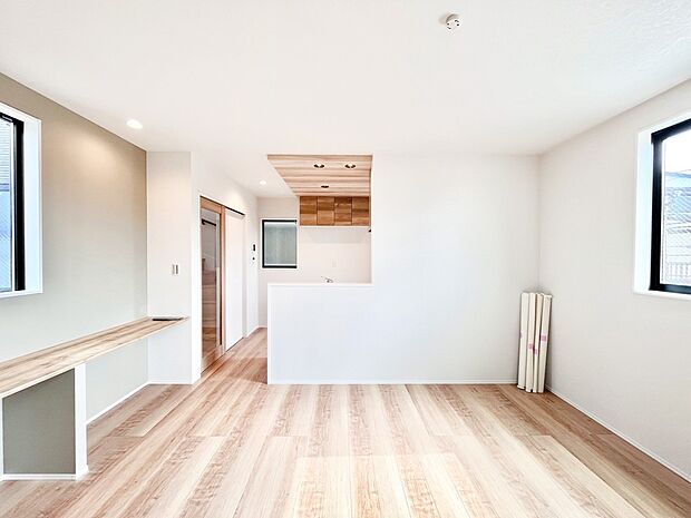 【リビングダイニング】お子様の宿題やパソコンなどのデスクワークにも便利なスタディカウンター付のLDK