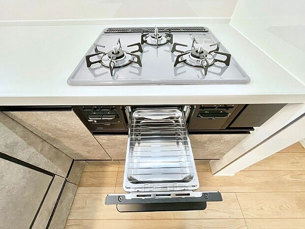 【その他設備(Siセンサーコンロ)】ガスコンロはSiセンサー搭載。火力調節や焦げ付き・消し忘れも防いでくれます。