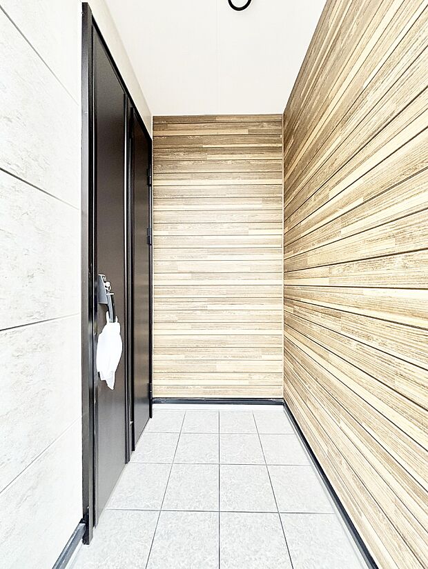 【玄関】玄関前は雨が降っても濡れにくい屋根付き