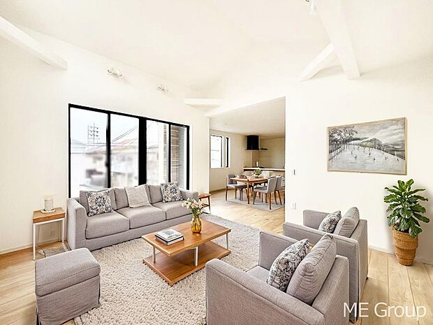 【リビング】プライバシーも守れる2階リビングは明るく開放感たっぷり！　※家具はCGです