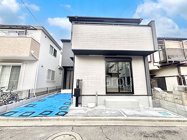 【現地外観写真】洗練された外観、上質な住空間が広がる室内は永く安心して過ごせる住居です。