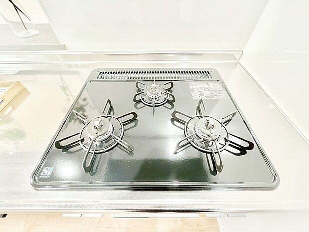 【その他設備(Siセンサーコンロ)】ガスコンロはSiセンサー搭載。火力調節や焦げ付き・消し忘れも防いでくれます。