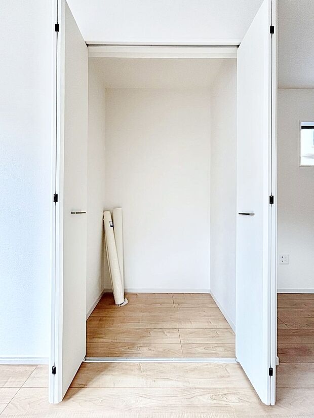 【その他設備(リビング収納)】リビング収納。ここに収納があると物が集まるLDKがスッキリ片付きそうですね。