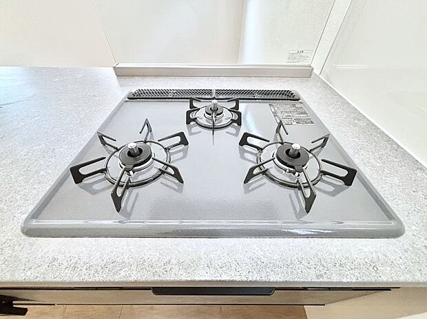 【その他設備(Siセンサーコンロ)】ガスコンロはSiセンサー搭載。火力調節や焦げ付き・消し忘れも防いでくれます。