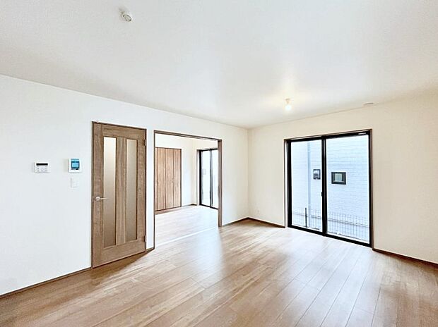 【リビングダイニング】明るい陽光が注ぎ、寛ぎの雰囲気に満たされるリビング・ダイニング。 