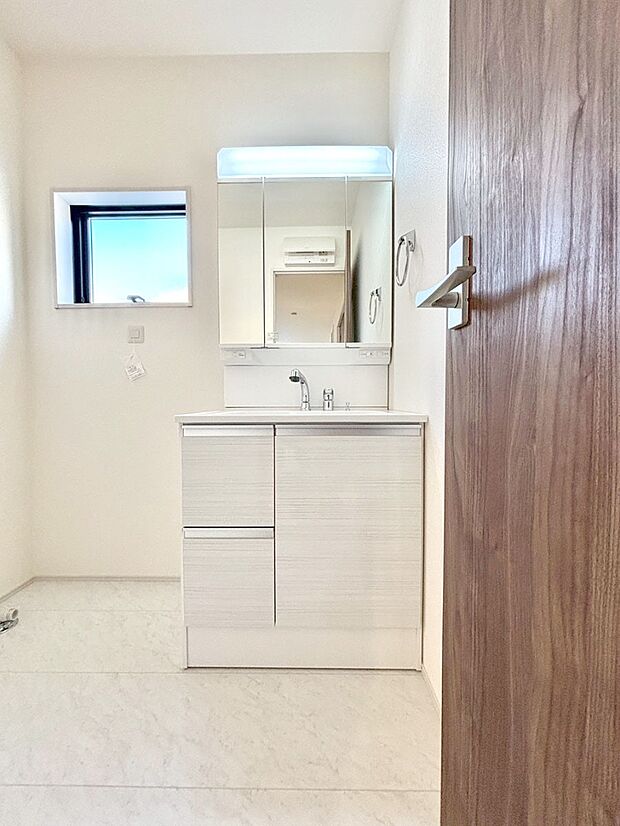 【洗面台・洗面所】大きく見やすい三面鏡で清潔感ある洗面台は、身だしなみチェックや肌のお手入れにおすすめです。