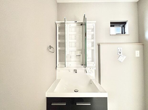 【その他設備(三面鏡裏収納)】三面鏡の裏に、化粧品や衛生用品などを収納可能。洗面台をすっきりと保ちます!