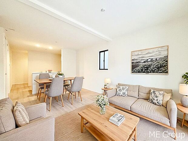 【リビング】ご家族の賑やかな話し声で包まれる明るいリビング ※家具はCGです