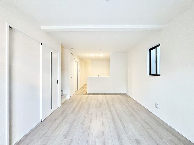 【リビングダイニング】明るい陽光が注ぎ、寛ぎの雰囲気に満たされるリビング・ダイニング。