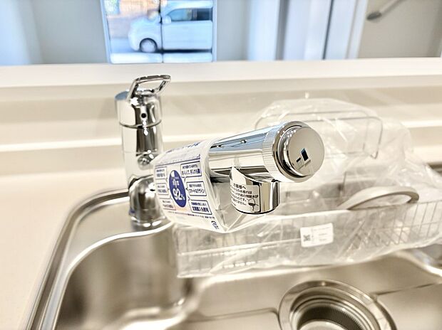 【その他設備(浄水器)】いつでも清潔なおいしいお水を。一つの水栓で水道水と浄水を使い分け。