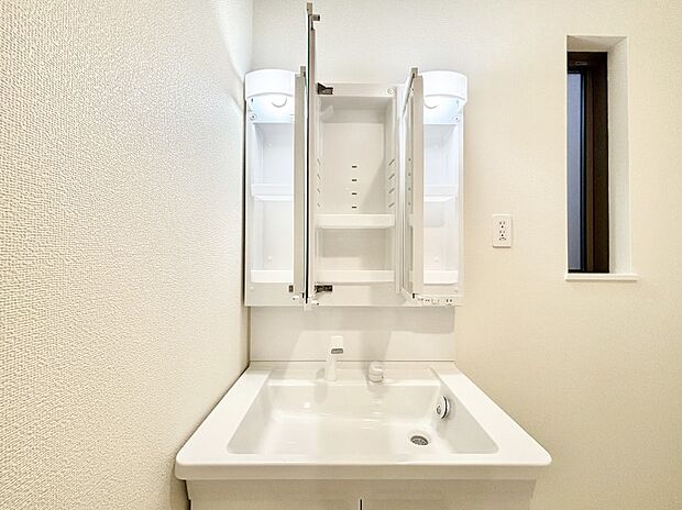 【その他設備(三面鏡裏収納)】三面鏡の裏に、化粧品や衛生用品などを収納可能。洗面台をすっきりと保ちます!