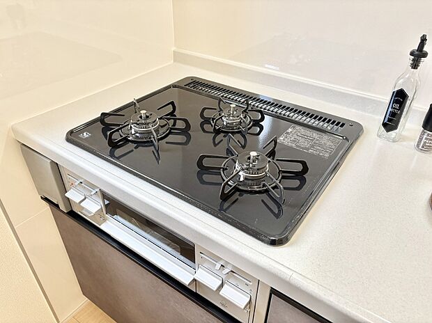 【その他設備(Siセンサーコンロ)】ガスコンロはSiセンサー搭載。火力調節や焦げ付き・消し忘れも防いでくれます。