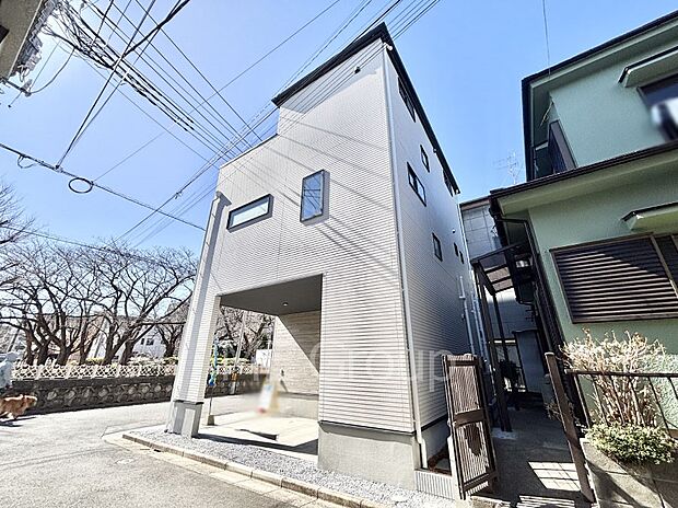 【現地外観写真】洗練された外観、上質な住空間が広がる室内は永く安心して過ごせる住居です。