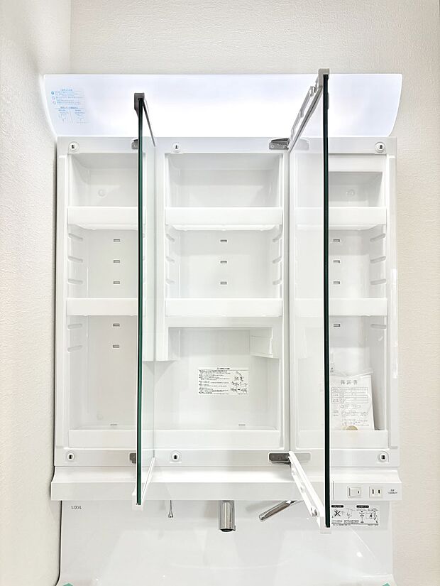 【その他設備(三面鏡裏収納)】三面鏡の裏に、化粧品や衛生用品などを収納可能。洗面台をすっきりと保ちます!