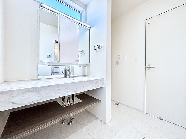 【洗面台・洗面所】大きく見やすい三面鏡で清潔感ある洗面台は、身だしなみチェックや肌のお手入れにおすすめです。