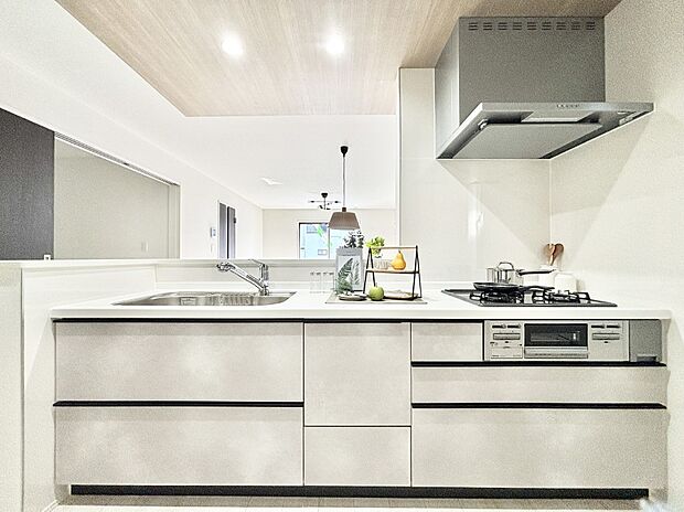 【キッチン】リビングを見渡せる人気のカウンターキッチン。 家族を見守りながら家事をすることができます。