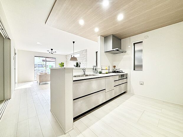 【ダイニングキッチン】ポップアップ天井が素敵なキッチン!窓があるので採光もとれ換気にも役立ちます。