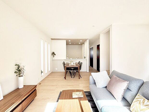 【リビング】プライバシーも守れる2階リビングは明るく開放感たっぷり！　※家具はCGです