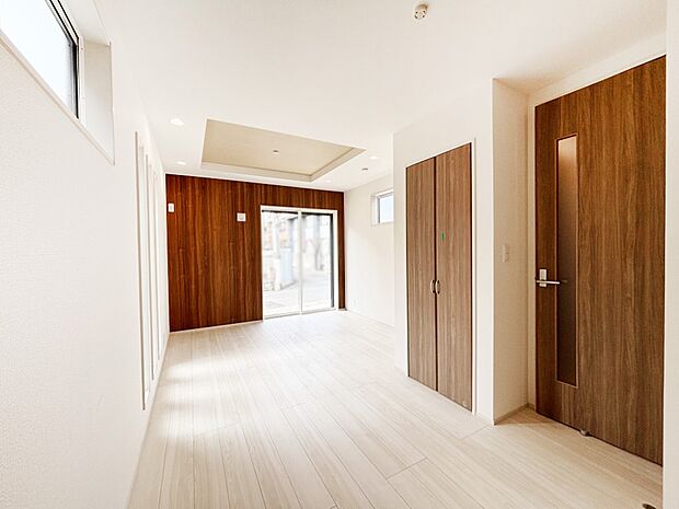 【リビングダイニング】明るい陽光が注ぎ、寛ぎの雰囲気に満たされるリビング・ダイニング