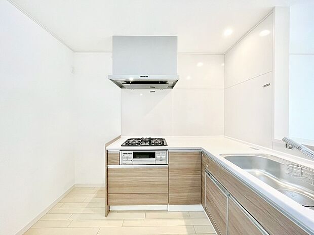 【キッチン】L字型だと料理するスペースも広々と使えます。コンパクトに動けてお料理ラクラク。