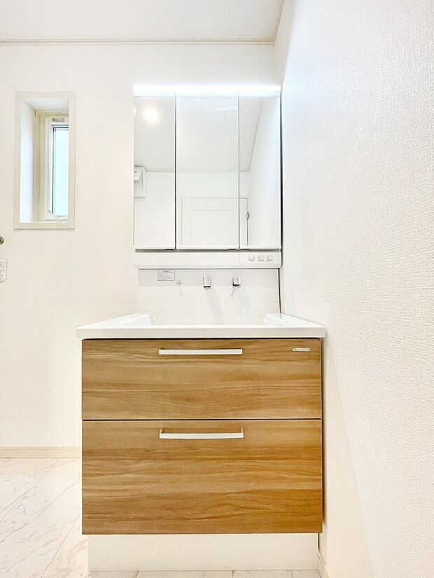 【洗面台・洗面所】スタイリングに便利な三面鏡、ミラーキャビネットで細かい物スッキリ