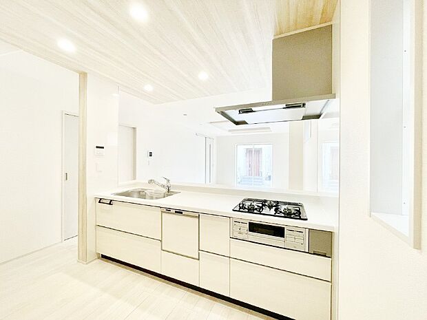 【ダイニングキッチン】ご家族の会話弾む対面キッチン。お料理中のパパママもご家族と過ごす時間が増えそう！