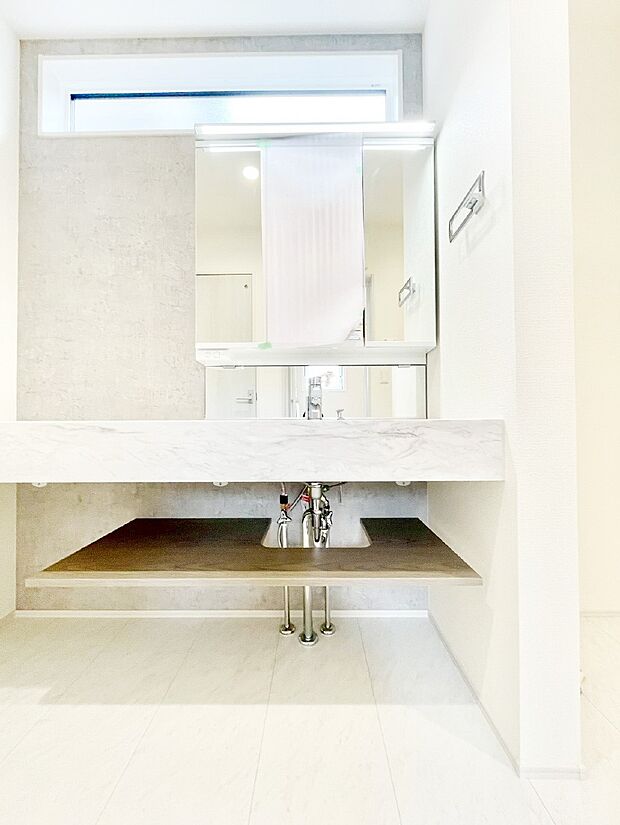 【洗面台・洗面所】清潔感も保ちやすい洗練されたデザインのフルフラットカウンターを採用した洗面化粧台