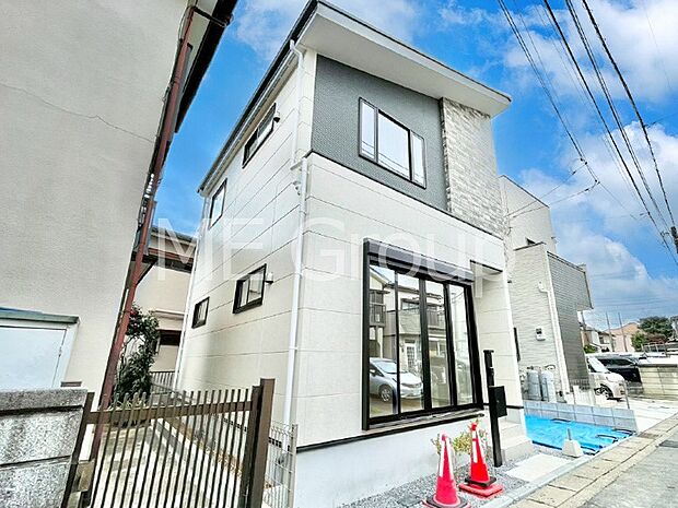 【現地外観写真】洗練された外観、上質な住空間が広がる室内は永く安心して過ごせる住居です。 